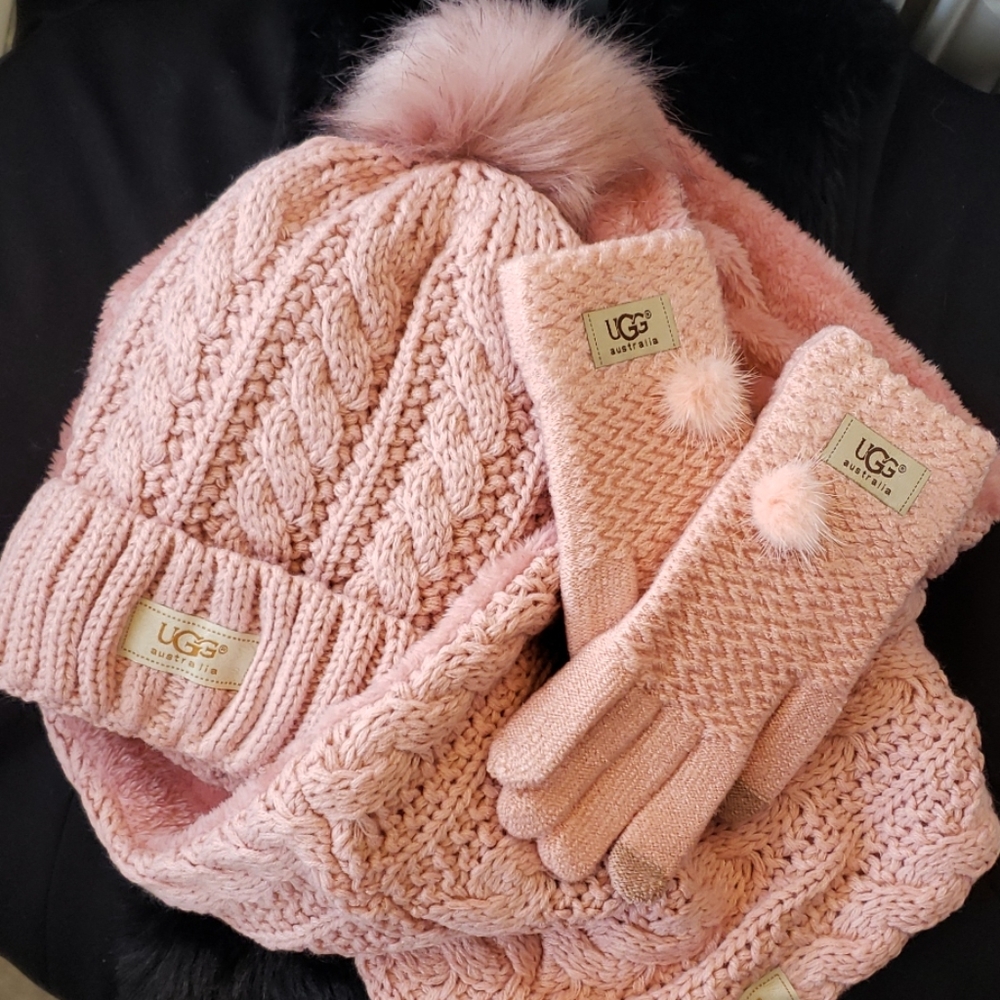 UGG HAT AND INFINITY SCARF, GLOVES SET NEW